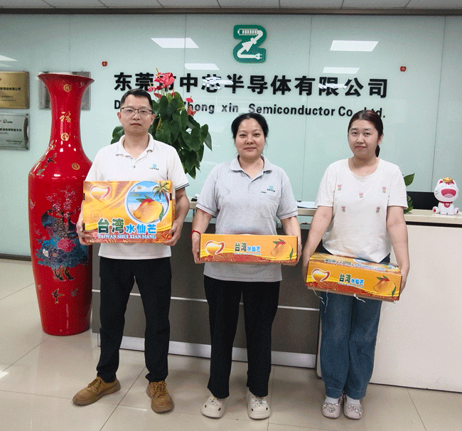 员工领取中秋礼盒现场